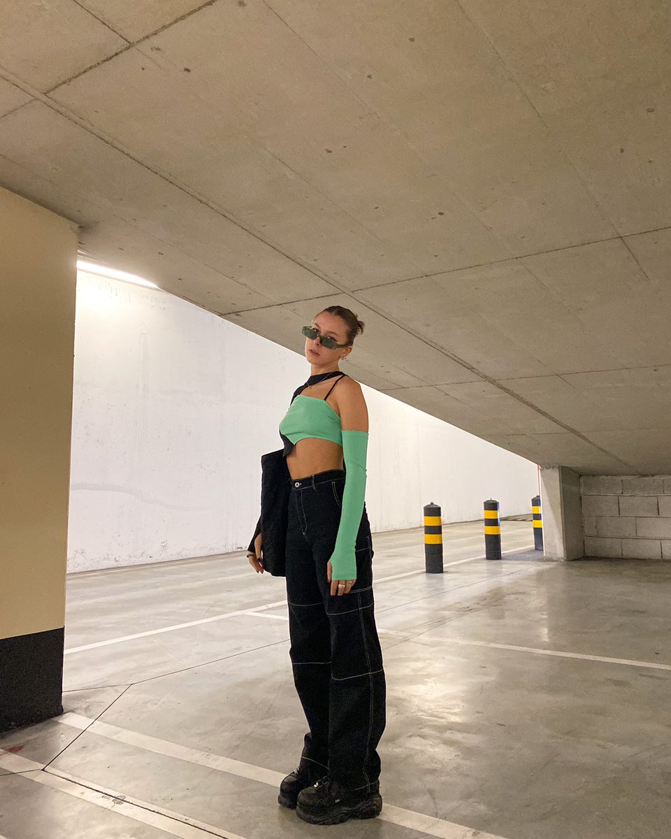 martvcavalheiro's tweet photo. who is she https://t.co/KoffCWTd1z
