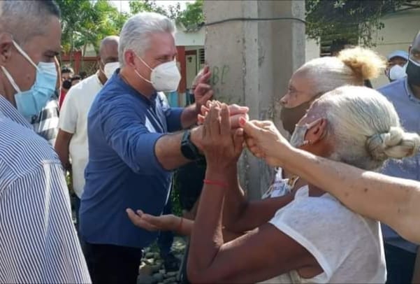 Vecinos del reparto Pedro Pompa en la ciudad de #Bayamo saludan a su paso al presidente de #Cuba
<a href="/DiazCanelB/">Miguel Díaz-Canel Bermúdez</a> quien visita este #11DeNoviembre2021 
esta ciudad del oriente cubano.
#LaRazonEsNuestroEscudo #CubaViveyAbraza #CubaViva #ACubaPonleCorazon #ACubaSeRespeta