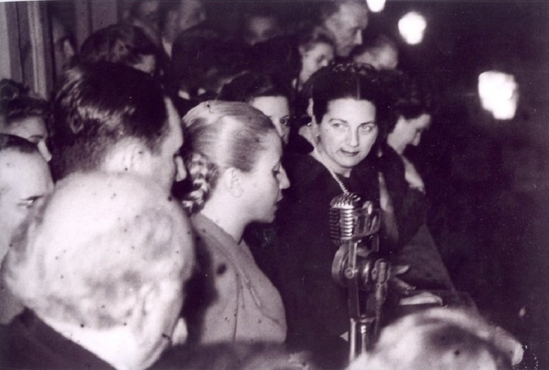 mottmedios's tweet photo. 70 AÑOS DEL VOTO FEMENINO
El 11 de noviembre de 1951 las mujeres argentinas pudieron ejercer por primera vez a nivel nacional su derecho al voto y a ser elegidas representantes. https://t.co/UuAwvJk8e2