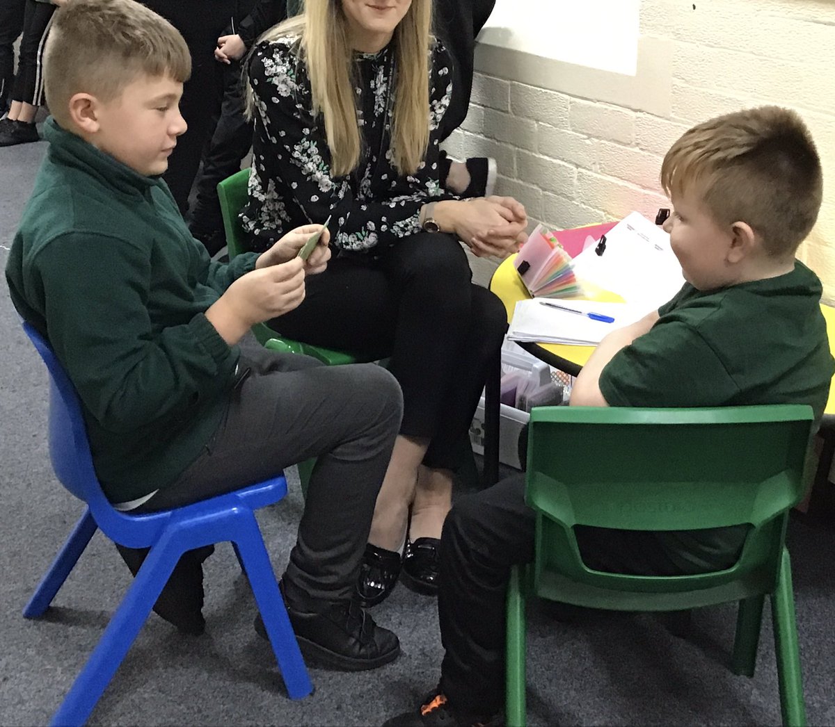sjvblackpool's tweet photo. Really nice to see our KS2 pupils helping teach our KS1 pupils their phonics this afternoon 😊 #SJVEnglish @readwriteinc #peerhelp https://t.co/dneXtZgcKy