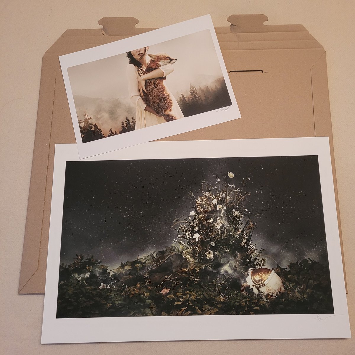 Adela_Horak's tweet photo. Umělec a fanynky. Teď už jen koupit rámy. Výstava fotografií @MartinStranka nazvaná #Dechem je v Mánesu do 30.11. Martina tam můžete potkat a koupit si jeho díla. My máme nakoupeno. https://t.co/smkWpd6xZv