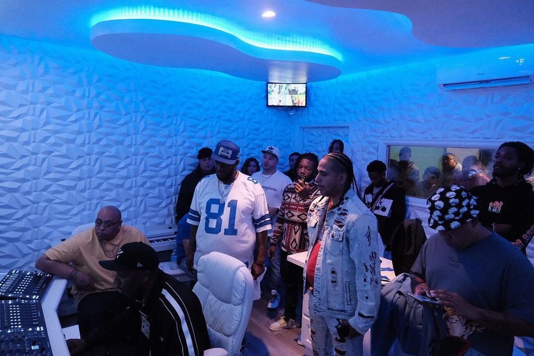 esgworld's tweet photo. #Weekendworkflow #Htown2Atx2NewJersey 
Repost from @lifesoundstudio
•
Premium Space For You And Your Teams Needs. #listeningparties #photoshoots #meetandgreet  #lifesoundstudios https://t.co/NyajV73w40