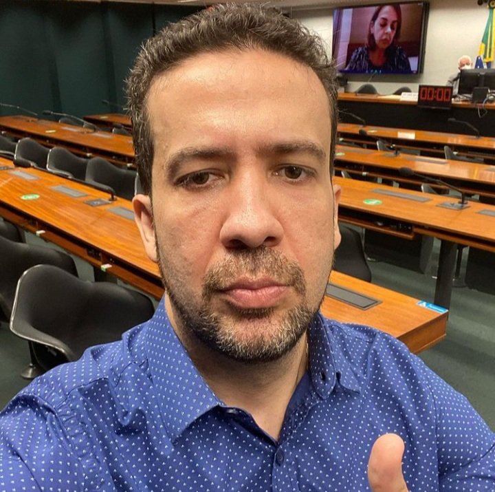 Câmara vazia. Dentre os 513 deputados, apenas 35 estão presentes em uma bruta de uma quinta feira. Sou autor do projeto de lei que obriga os políticos a trabalharem de segunda a sexta feira, como qualquer brasileiro!