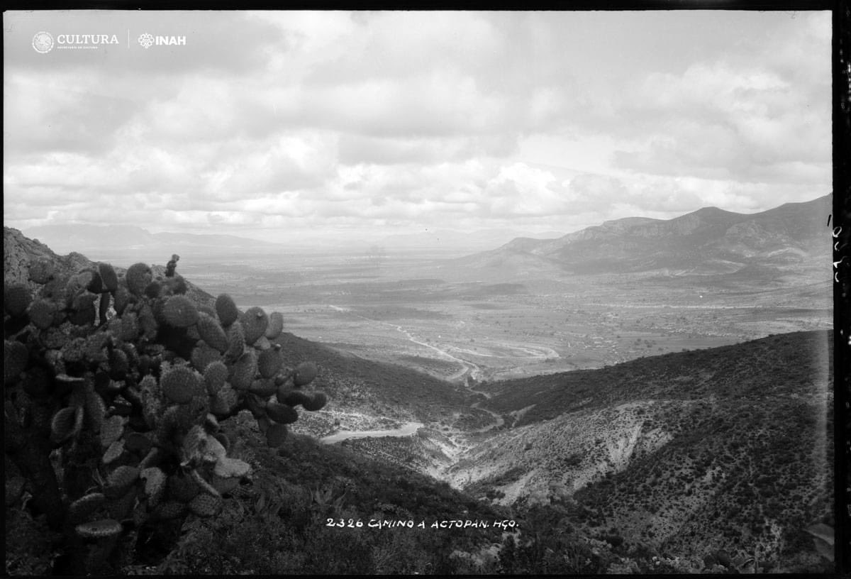 Vista panorámica del camino a Actopan, #Hidalgo, registrada hacia 1925. Colección #HugoBrehme #Hidalgo, México, inv. 298639 #LaFotoDeLaSemanaFN #INAH #INAHVirtual <a href="/INAHmx/">INAH</a>