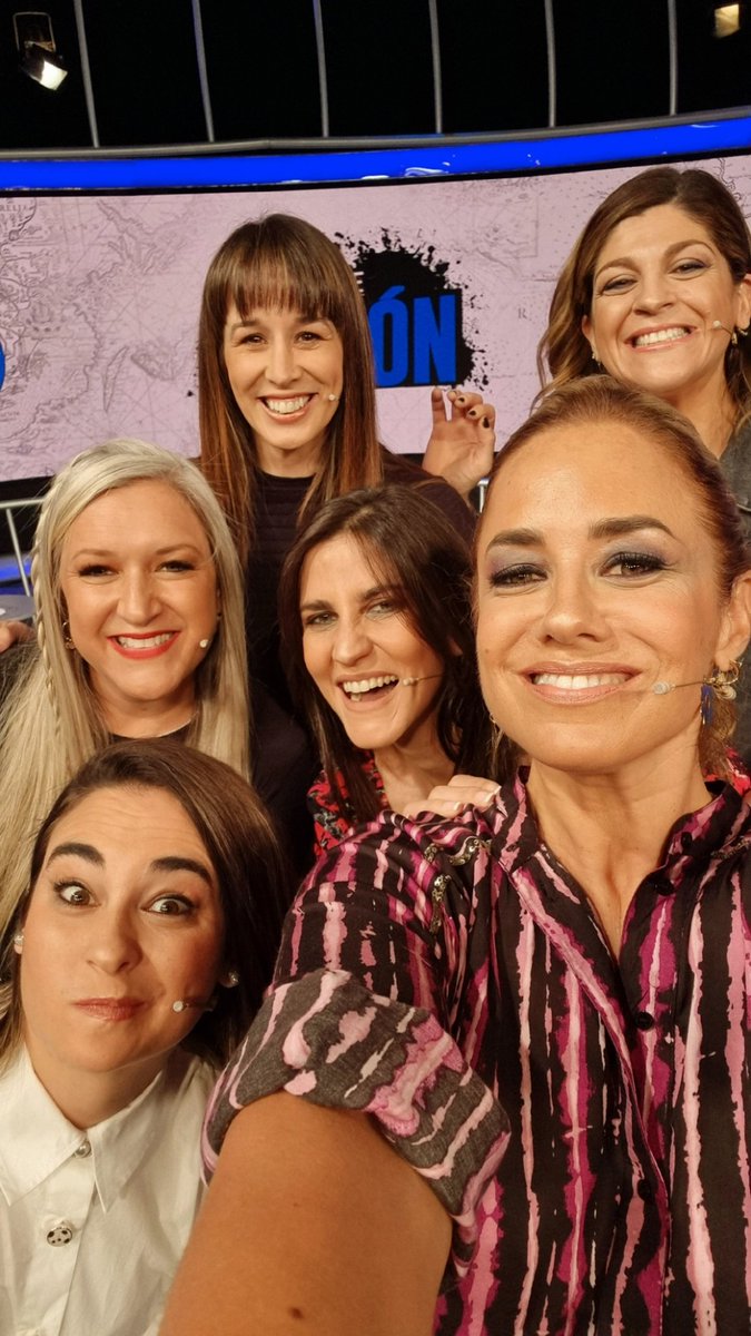 CataFerrand's tweet photo. Hoy andamos con poca paciencia.... así que a la primera de cambio #pummmmm al mentón 🤣🤣🤣🤣
Na na na ! Siempre pa'rriba y en clave de paz & amor!
Hoy se agrandaron las colonas!
@teledoce @Kubrick_Media
#laculpa 🧭⚓♀️ https://t.co/hEIzXr8IMI