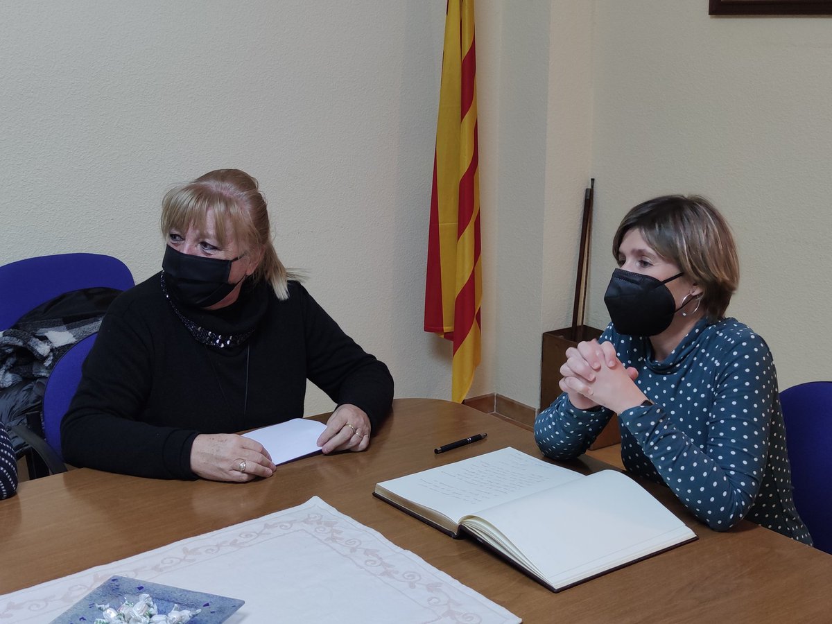 Dipta_cat's tweet photo. 🏘️ Millores en places i altres espais públics per millorar la vida de la ciutadania🤸. Avui som a #elRourell, un municipi petit del #Tarragonès on enguany invertim 106.357€ a través del #PAMDipta. La presidenta @nllaurado hi coneix de prop els projectes en marxa. #DiptaSuma https://t.co/UsR9E7V3Zy
