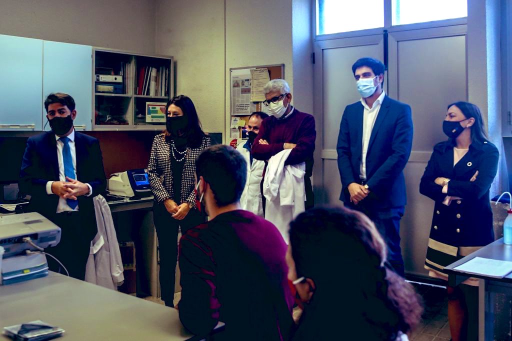 Hoy nuestra gerente <a href="/GALARILLA/">M. Jesús G-Alarilla</a> ha acompañado al viceconsejero de Ciencia, Universidades e Innovación de la Comunidad de Madrid <a href="/firoba/">Fidel Rodriguez Batalla</a> en su visita a la <a href="/UAM_Madrid/">UAM Autónoma Madrid</a> para aprender cómo se restauran objetos arqueológicos en el marco de la XXI #SemanaCienciaInnovacion