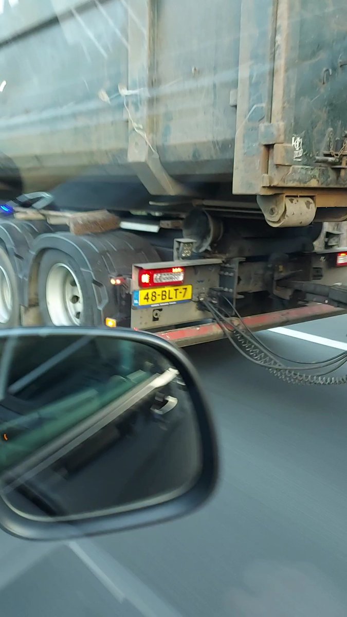 Middeldijk's tweet photo. Er rijdt richting Zwolle vanuit Amersfoort een vrachtwagen die wat verliest uit zijn container lijkt wel glas

#politie https://t.co/GjZuyz2nbb