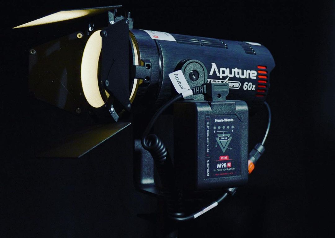 Hawk_Woods's tweet photo. Our Mini V-Lok Batteries are great for keeping your setups lightweight &amp; filled with power! 

These look sweet on the new Aputure 60X lights, supplying power up to an hour (give/take depending on your setup) ~ Also available as a 150W!
 
#videoheads. #aputurelights #filmlighting https://t.co/yyP49VxLYK