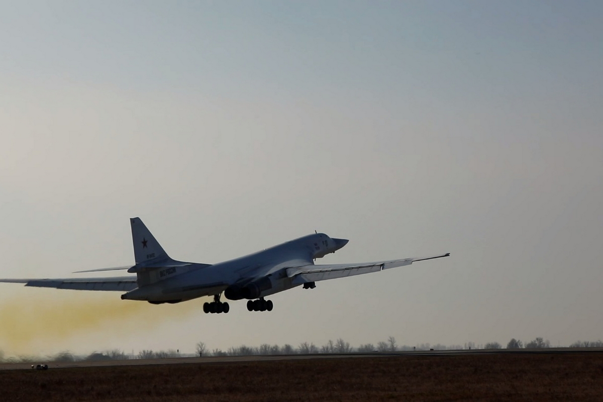 mod_russia's tweet photo. Российские Ту-160 отработали взаимодействие с белорусскими Су-30СМ в небе над Белоруссией https://t.co/WyADAe6vIc

#Минобороны #АрмияРоссии #БоеваяПодготовка https://t.co/NIHRAjN1DT