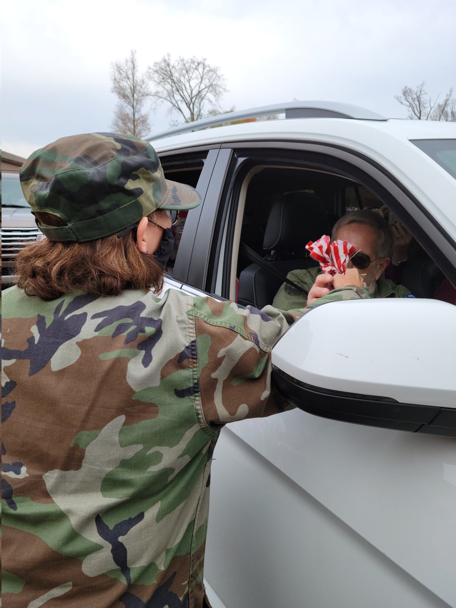 LynnRaphael's tweet photo. Happy Veterans Day! We had an amazing parade @KenstonTES organized by Linda Nutter @lindanutter18 honoring Veterans in our area. Thank you for your service! https://t.co/SRXpR6KJbU