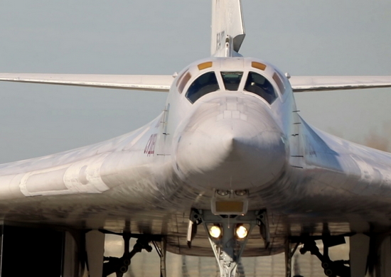 mod_russia's tweet photo. Российские Ту-160 отработали взаимодействие с белорусскими Су-30СМ в небе над Белоруссией https://t.co/WyADAe6vIc

#Минобороны #АрмияРоссии #БоеваяПодготовка https://t.co/NIHRAjN1DT