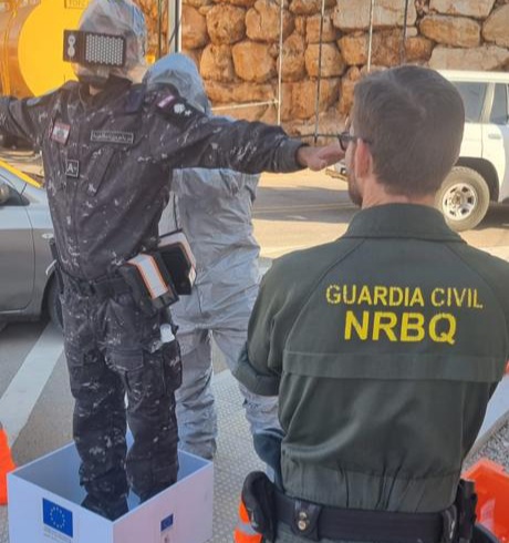 guardiacivil's tweet photo. Especialistas de la Unidad Técnica #NRBQ del SEDEX han colaborado con la fundación @SAFE_Italy en @LebanonP73 en la formación del grupo de escoltas de la Unidad de Seguridad del primer Ministro Libanés y la Guardia Gubernamental, para dar la mejor respuesta ante incidentes NRBQ. https://t.co/5Wi9QQOXRA