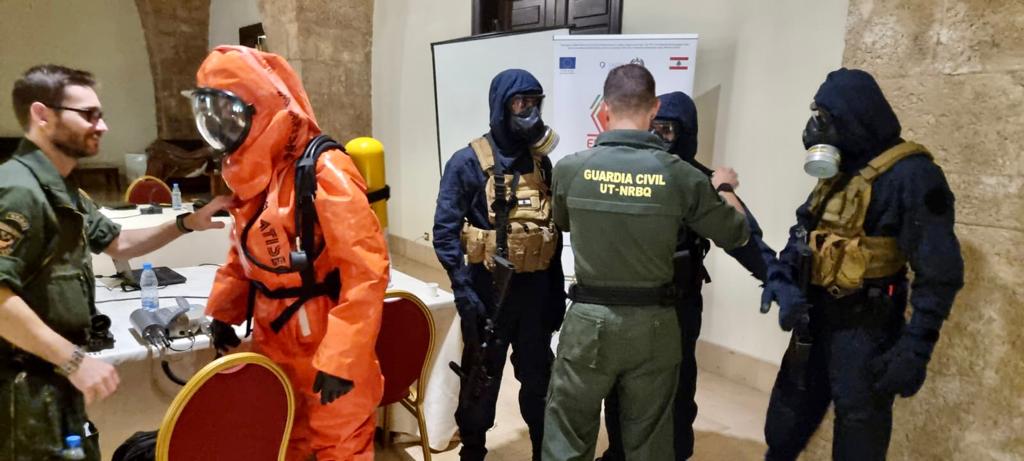 guardiacivil's tweet photo. Especialistas de la Unidad Técnica #NRBQ del SEDEX han colaborado con la fundación @SAFE_Italy en @LebanonP73 en la formación del grupo de escoltas de la Unidad de Seguridad del primer Ministro Libanés y la Guardia Gubernamental, para dar la mejor respuesta ante incidentes NRBQ. https://t.co/5Wi9QQOXRA