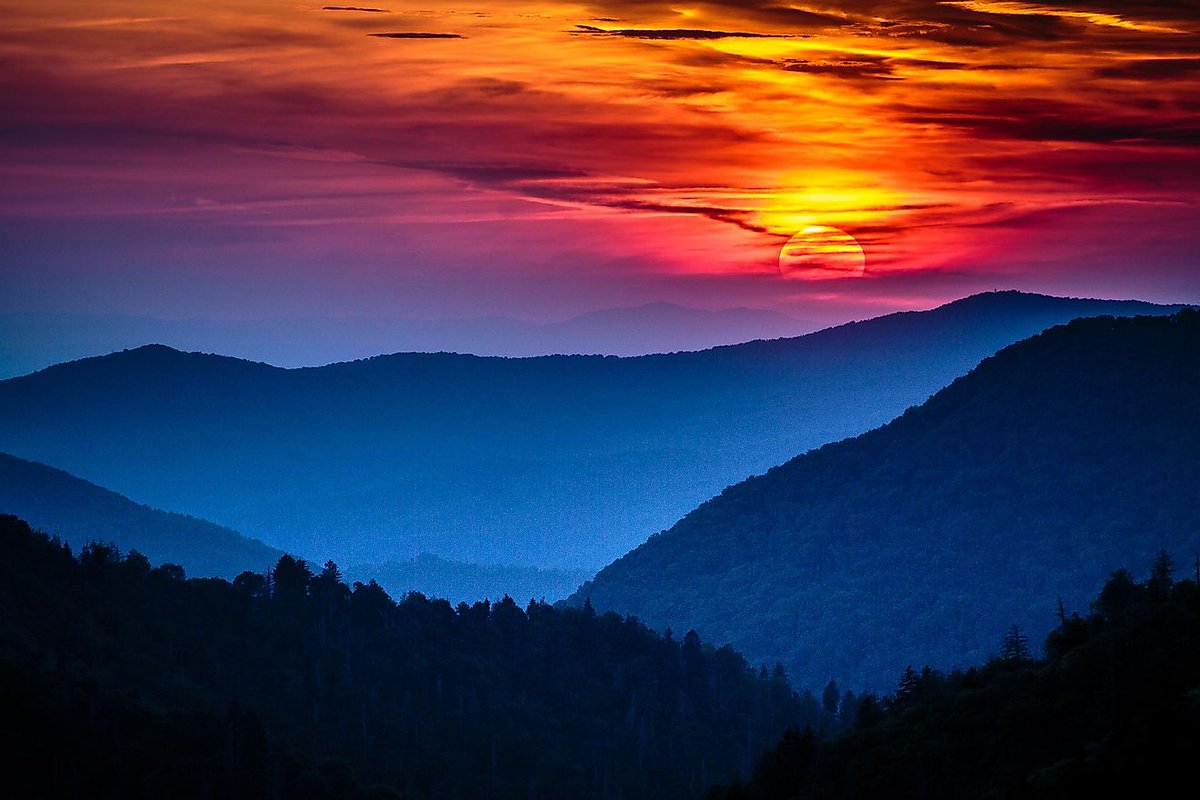 Did you know? The fog that gave the Smoky Mountains their name, is caused by moisture and organic compounds emitted by its dense vegetation. 🏔️🇺🇸