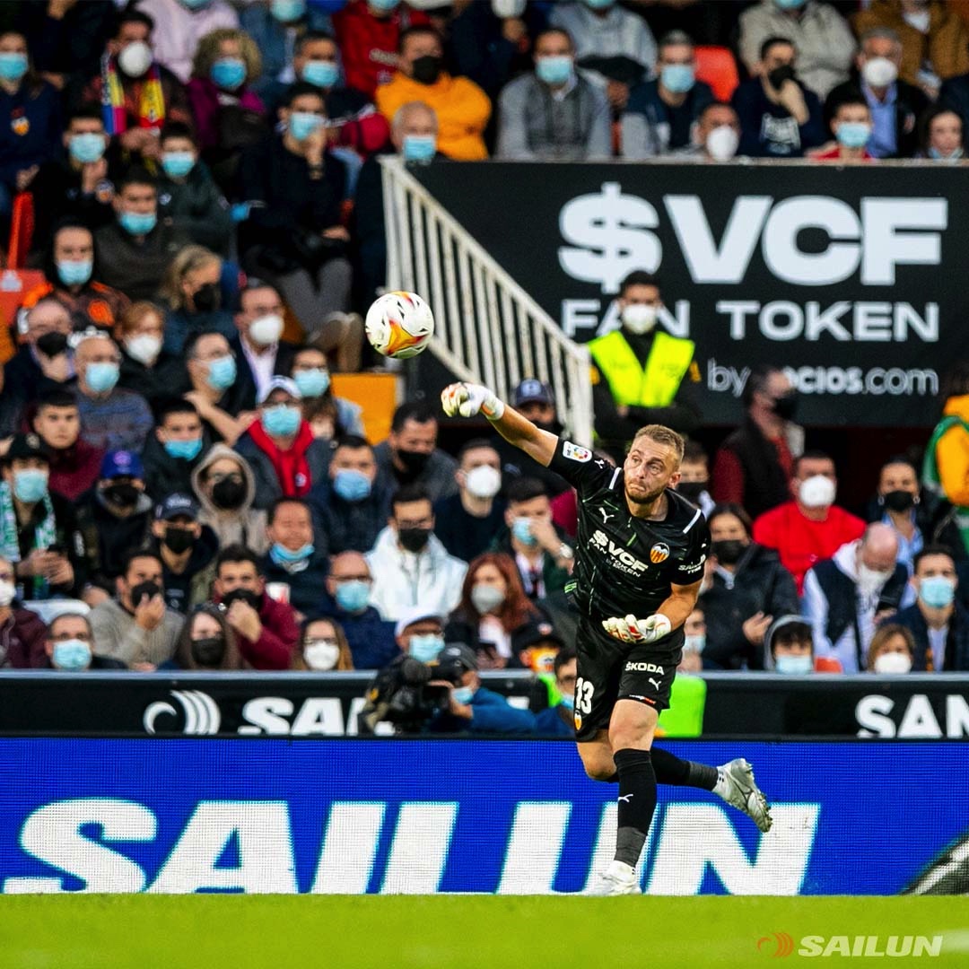 sailun_europe's tweet photo. Sergio was the winner of a real firecracker match! He  saw @valenciacf against Atletico. „I live in Córdoba, 6 hours away from Valencia and I couldn't go to Mestalla before. It was unforgettable“

#SAILUN #SailunEurope #SailunTyre #MakeGreatTyres #SmartForward #ValenciaCF https://t.co/CSLFWyA4zz