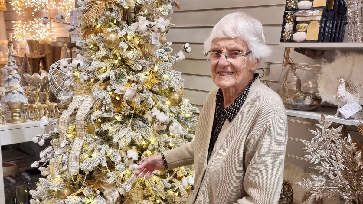 Heydays_Care's tweet photo. ๐ฒ Our Rona's feeling festive after a visit to @HayesAmbleside with carer, Lyndsey
#sixweekstogo #christmasiscoming #christmasdecor #gettingfestive https://t.co/vLS6KDcLkh