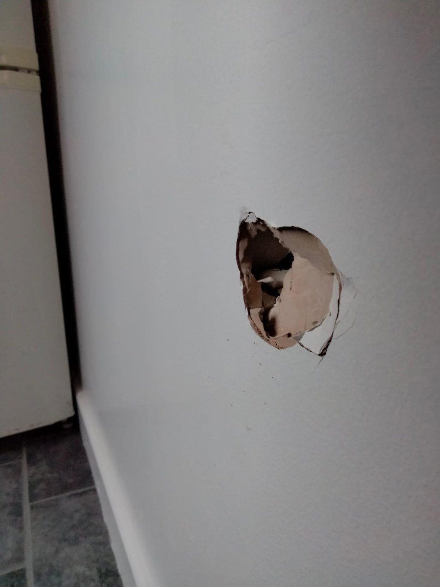 Jordan_Foster's tweet photo. worst service I’ve ever had in my life If I’m honest. Trying to juggle this and twins with no sofa in the house is trying enough! https://t.co/tbSjboU5Ul