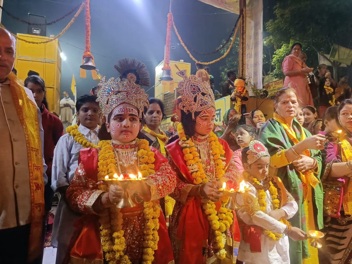 YamunaMission's tweet photo. आज के पावन पर्व पर पुण्य तीर्थ गऊघाट (बृज मथुरा पुरी) माँ श्रीयमुना जी की संध्या आरती दर्शन 🙏🙏  #aarti #GauGhat #Mathura #YamunaMission https://t.co/7S2zZ4t6Sf