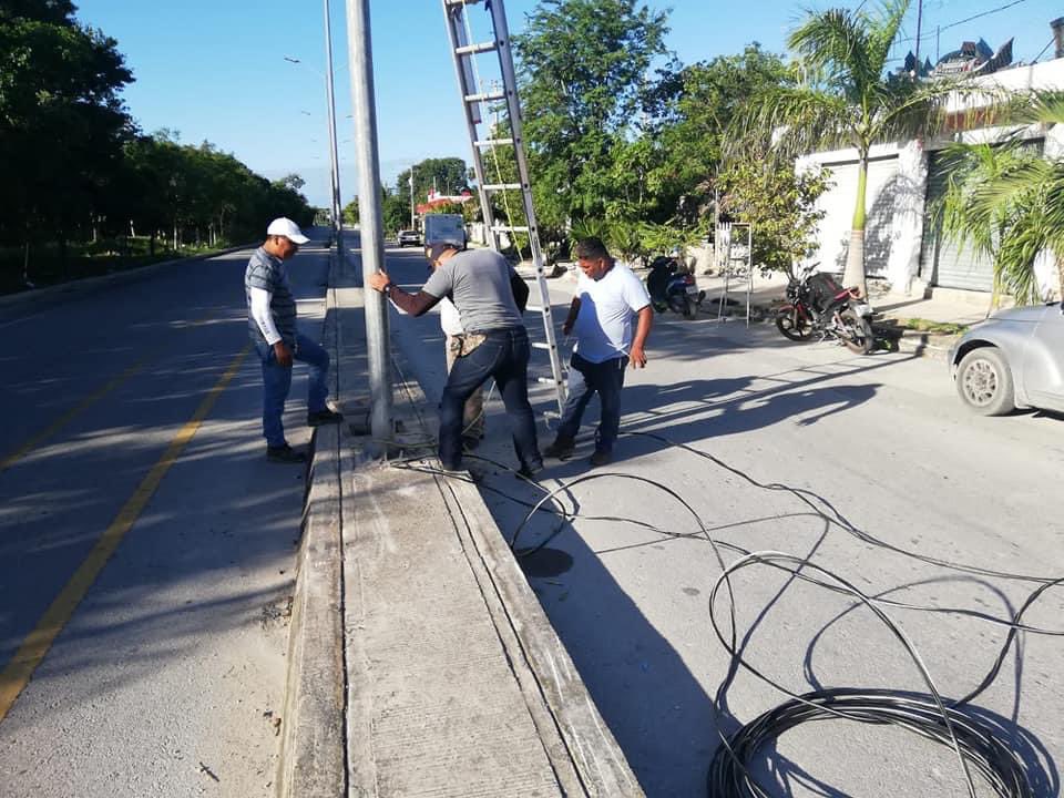 Rembitroll's tweet photo. Oye @MaraLezama porque hay gente de servicios publicos de cancun, trabajando en @IslaMujeresGob  un coordinador de barrido dobleteando sueldo o haciendo chanchuy https://t.co/8BbCBPagK9