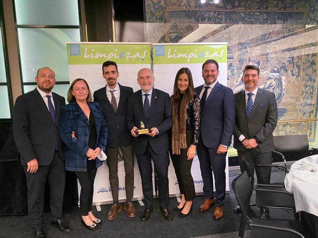 Vijusa_fabrica's tweet photo. Ayer recibimos, por parte de la revista Limpiezas, el Premio Nacional 2021 a la trayectoria empresarial , coincidiendo con nuestro 40 aniversario.🏆 https://t.co/gseKseZ1bN