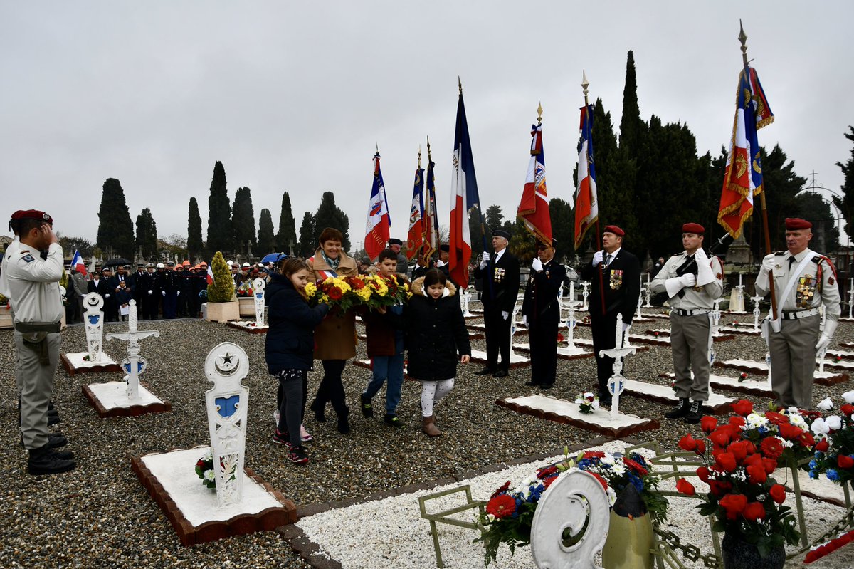 1erRCP's tweet image. 11 novembre 2021, jour de commémoration nationale. Le #1errcp a honoré la mémoire de tous ceux qui ont donné leur vie pour la #France et profité de cette journée pour ouvrir sa séquence de projection régimentaire lors d’une prise d’armes au centre ville de Pamiers.#EnLeurSouvenir