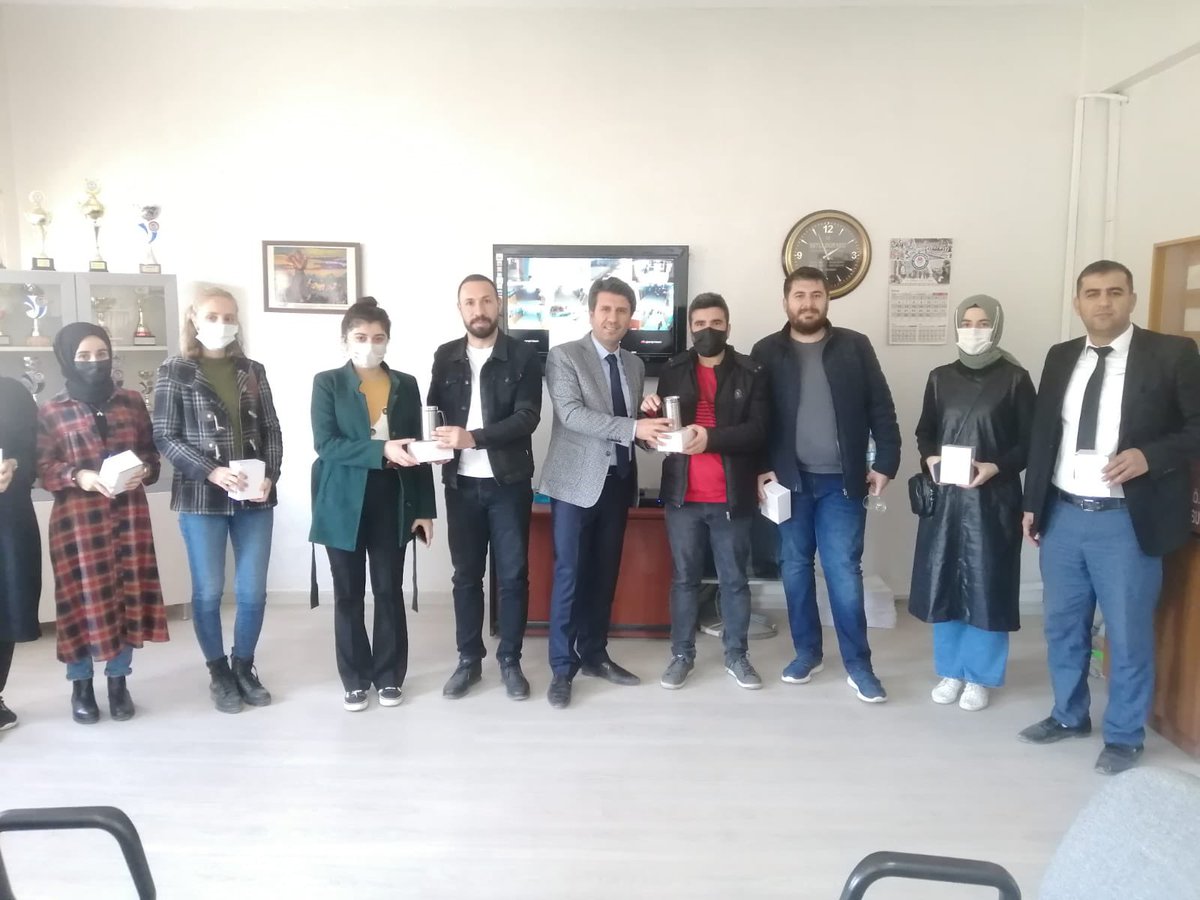 Eğitim camiasına yıllardır emek veren kıymetli başkanlarımıza  ince jestleri için teşekkür ederiz…
<a href="/_aliyalcin_/">Ali YALÇIN</a> <a href="/tekdemiRamazan/">Ramazan Tekdemir</a> <a href="/keremsolmaz09/">Kerem</a> <a href="/OsmanSulun/">Osman SÜLUN</a> @ErdalGngr2013 <a href="/Baris_0721/">Şehmus BARIŞ</a> <a href="/bismil_ebs/">EBS Diyarbakır 1/Bismil</a>