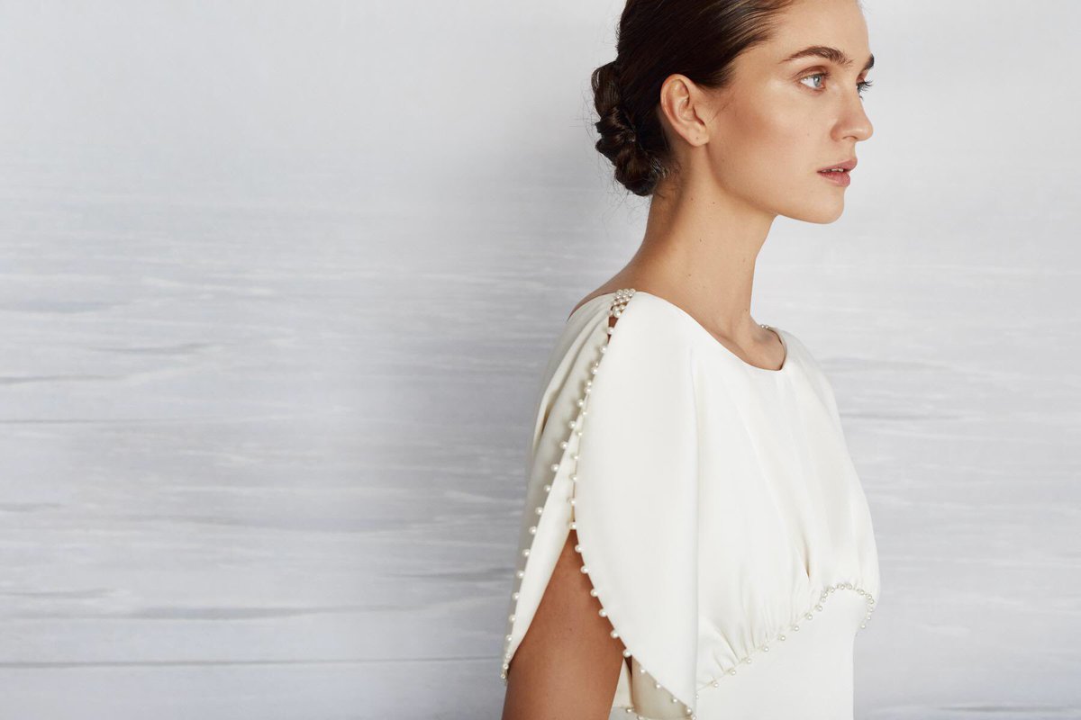 Abalone | 18069
Deep water collection 

Semi-fitted wedding dress with a small train. The edge of the cut-in-one rounded sleeve is decorated with beads. The seam under the bustline accentuates the body shape. 

pollardi.com/catalog/lirett…
#weddingdress #wedding #weddingday