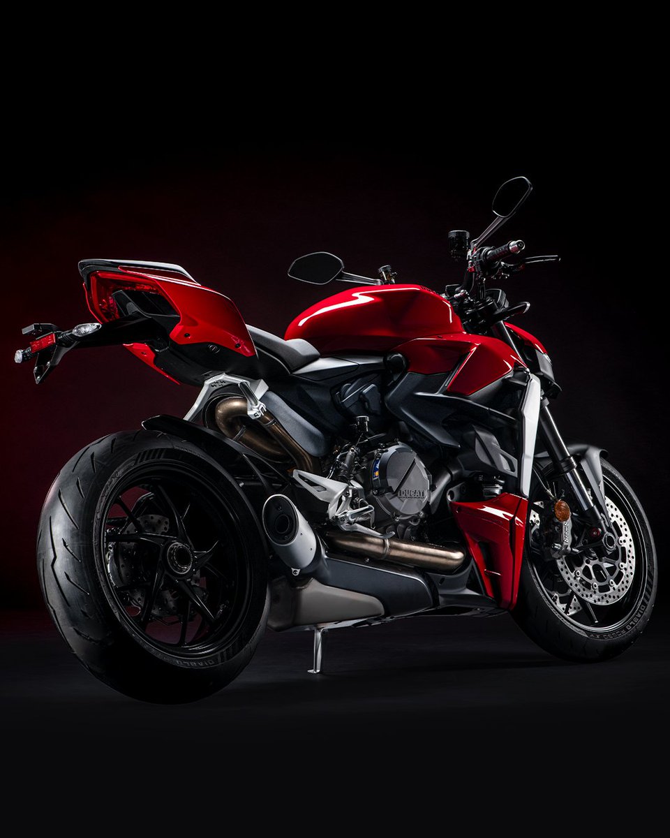 DucatiMotor's tweet photo. Ducati expands the Streetfighter family with two new models: the bold and essential Streetfighter V2 - https://t.co/rwVWA8UUwY and the top-of-the-range Streetfighter V4 SP - https://t.co/RUL61t2khY

#Ducati #DucatiWorldPremiere #StreetfighterV2 #StreetfighterV4SP https://t.co/GwIZso2CLh