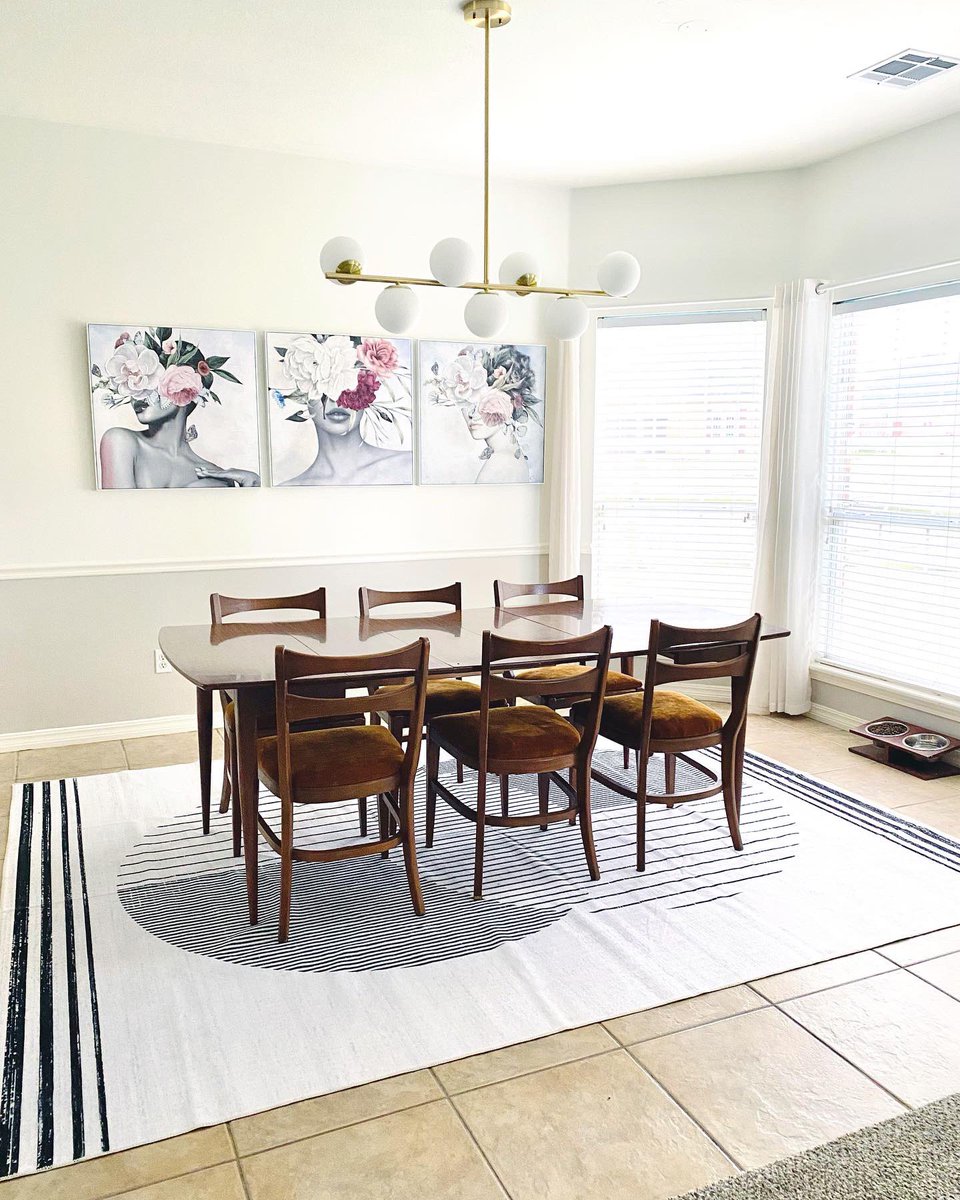 nataliecleve's tweet photo. I have a dining room I don’t hate! When we sold our last home I found this table/chairs for $150 for staging. New fabric on the seats and it was great! A little paint, new light fixture and washable rug has this space feeling good to me! What table decor should I look for? https://t.co/qofojUXE2c