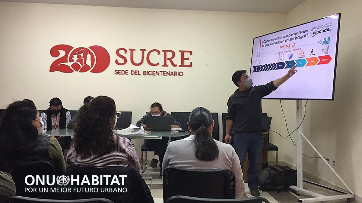 ONUHabitatBOL's tweet photo. #Ahora

👥 En coordinación con @HelvetasBolivia, nuestro equipo técnico está reunido con secretarios y directores del @Municipio_sre, revisando los alcances de un Plan de Intervención Urbana con miras a formular este instrumento estratégico para esta ciudad.

#ONUHabitatBolivia https://t.co/1rhAogXKAt