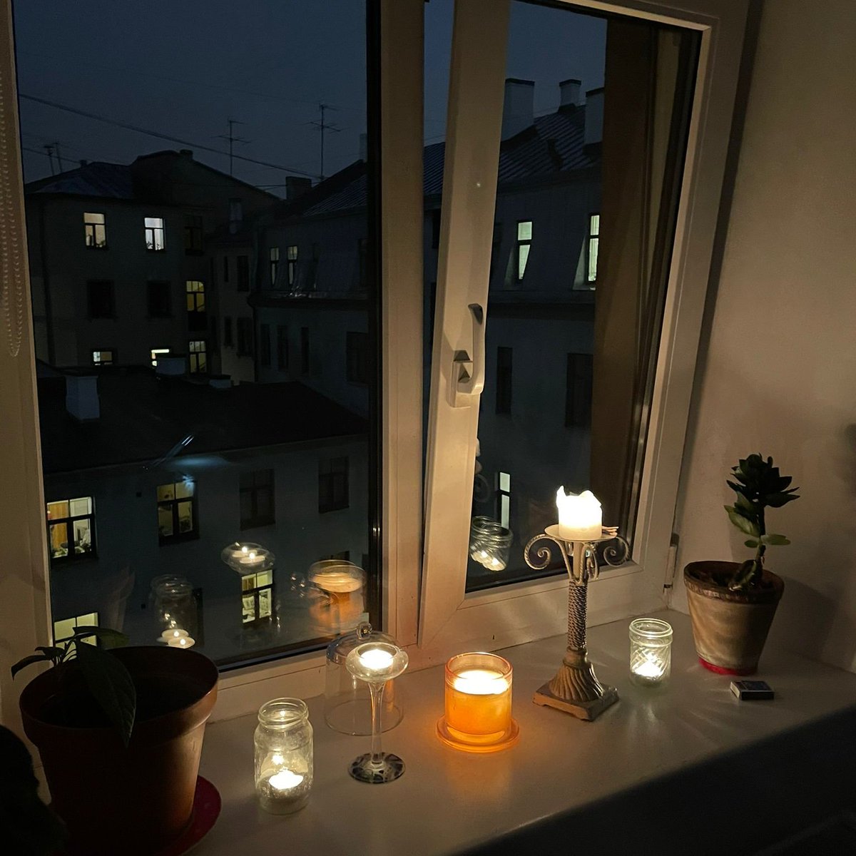 miks_eu's tweet photo. Mierpilnu Lāčplēša dienu! #Avoti ir sākuši mirdzēt! Šogad gan tikai mūsu apkaimes iedzīvotāju logos!
Aicinām arī Tevi pievienoties mūsu apkaimes tradīcijai un iedegt sveci logā!
#AvotiStaro! https://t.co/O5o2Ir0Hwu