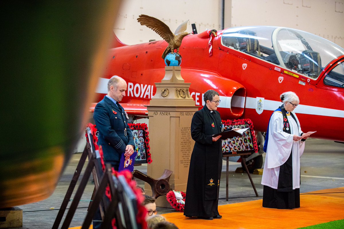 rafredarrows's tweet photo. Today, #RedArrows team members joined local Lincolnshire school children by attending a Service of Remembrance held by RAF Scampton.

#Remembrance
#LestWeForget 
#RemembranceDay2021 https://t.co/TB5S4y36zK