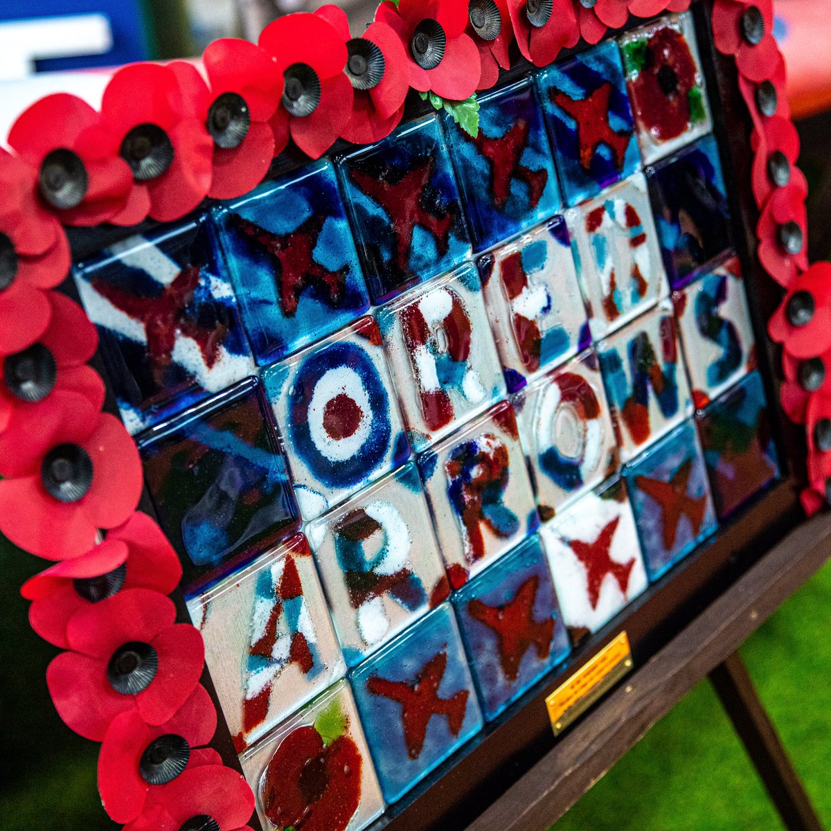 Today, #RedArrows team members joined local Lincolnshire school children by attending a Service of Remembrance held by RAF Scampton.

#Remembrance
#LestWeForget 
#RemembranceDay2021