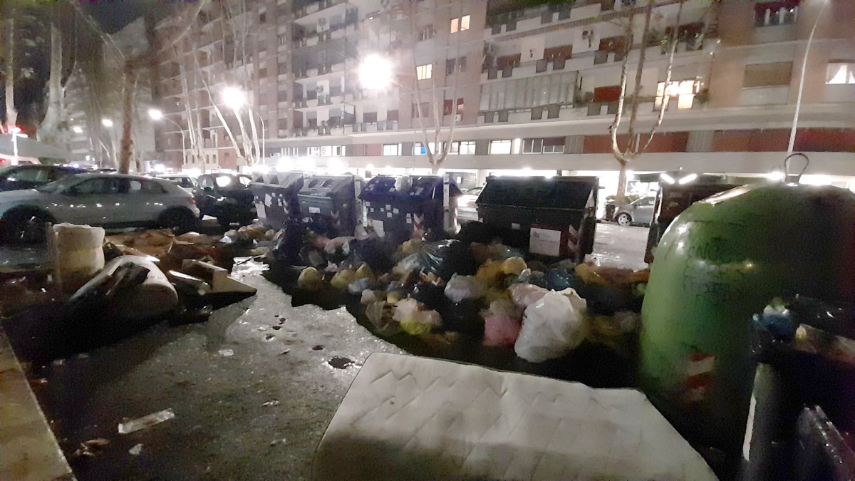 Perché la situazione #spazzatura a <a href="/Roma/">Roma</a> è questa (foto di ieri)
<a href="/rep_roma/">Repubblica Roma</a> <a href="/Sosromacapitale/">S.O.S. ROMA CAPITALE</a> <a href="/romadailynews/">romadailynews</a>