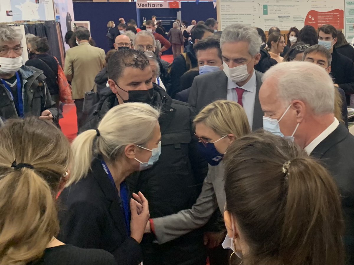 girardf23's tweet photo. Au MIF, salon du Made un France, la Présidente de Sauthon Industries, retrouve ⁦@AgnesRunacher⁩ , Ministre de l’industrie.
Fier de ma fille. https://t.co/r8zKYCWBVB
