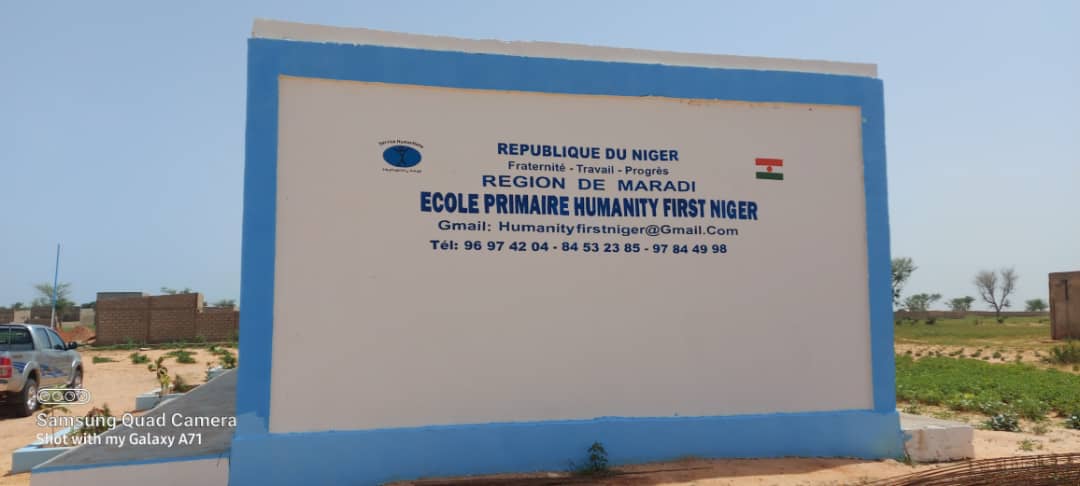 HumanityFirstNO's tweet photo. Vi ønsker å dele en god nyhet med dere! Takket være deres støtte har Humanity First Norge endelig fullført arbeidet med å lage en skole i Niger. Vi vil fremover også drifte skolen. Flere hundre elever går på denne skolen vil få muligheten til å få en bedre fremtid. https://t.co/EOOMzQegir