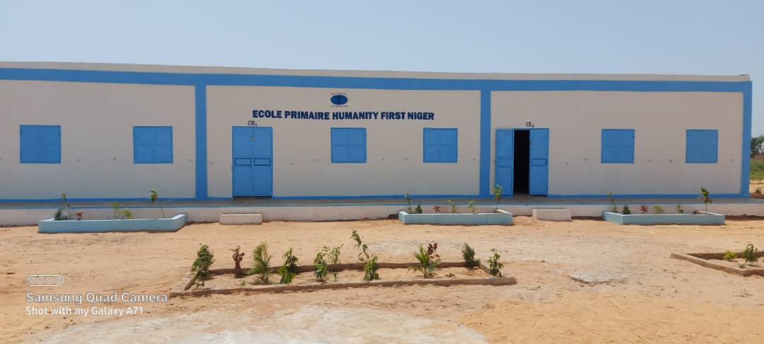 HumanityFirstNO's tweet photo. Vi ønsker å dele en god nyhet med dere! Takket være deres støtte har Humanity First Norge endelig fullført arbeidet med å lage en skole i Niger. Vi vil fremover også drifte skolen. Flere hundre elever går på denne skolen vil få muligheten til å få en bedre fremtid. https://t.co/EOOMzQegir