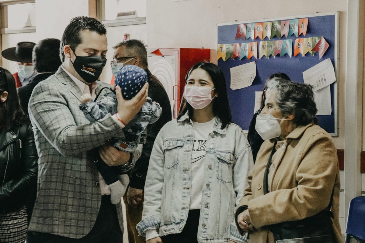 ChamorroCoronel's tweet photo. En este día especial quisiera saludar a todos mis colegas #AsistentesSociales, quienes han forjado un camino de servicio a la comunidad, quienes trabajan con empatía y en cada momento muestran su vocación.  Un abrazo fraterno #AsistentesSociales, #AgentesDeCambio de #Coronel.🧡 https://t.co/9DYNxaZbqm
