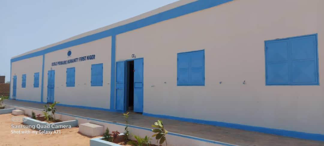 HumanityFirstNO's tweet photo. Vi ønsker å dele en god nyhet med dere! Takket være deres støtte har Humanity First Norge endelig fullført arbeidet med å lage en skole i Niger. Vi vil fremover også drifte skolen. Flere hundre elever går på denne skolen vil få muligheten til å få en bedre fremtid. https://t.co/EOOMzQegir
