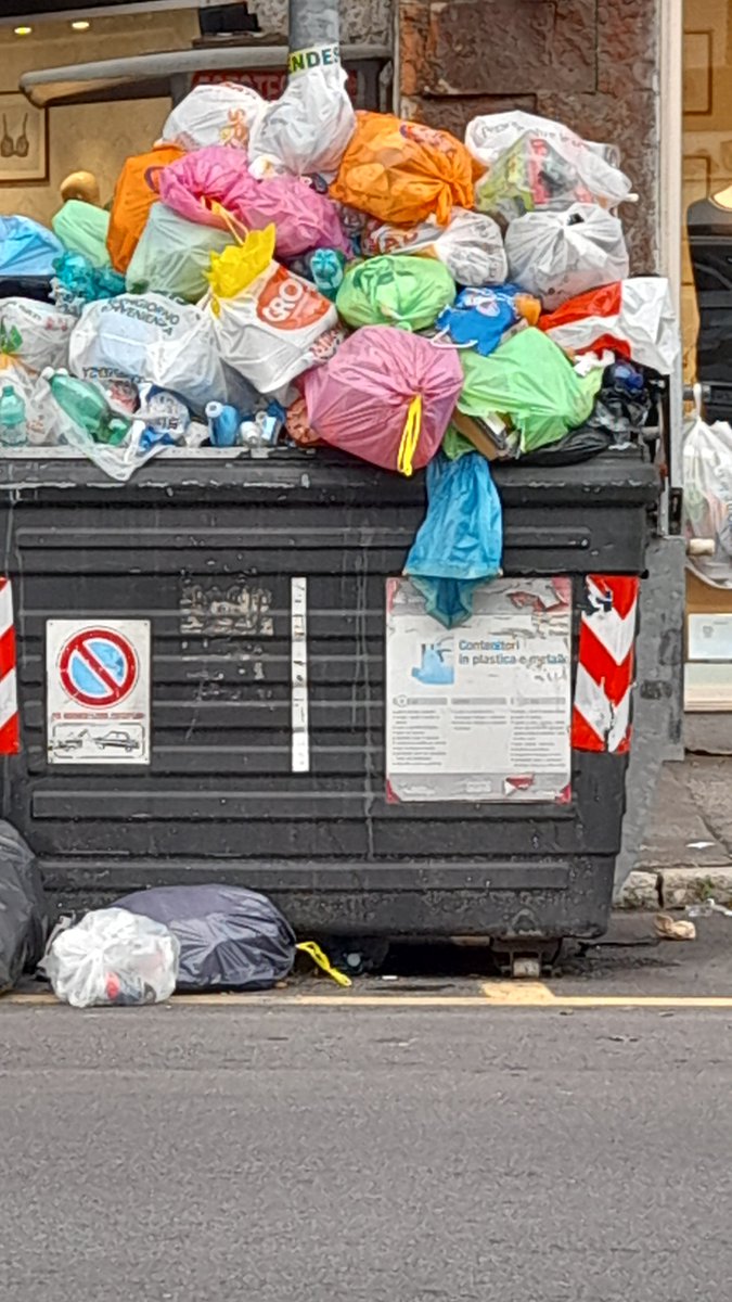 gaffologa's tweet photo. Perché la situazione #spazzatura a @Roma è questa (foto di ieri)
@rep_roma @Sosromacapitale @romadailynews https://t.co/yRexqQbzpO