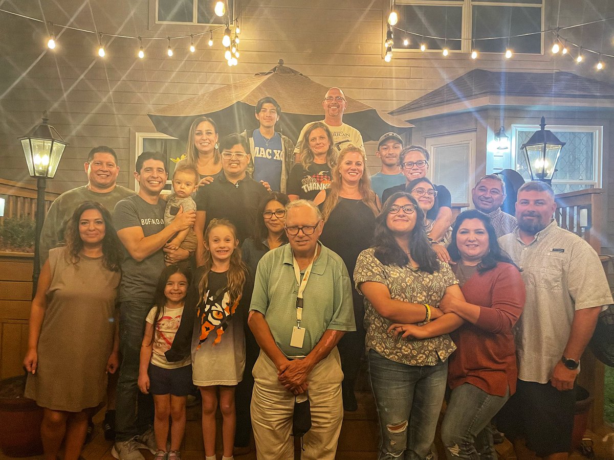 refugelonestar's tweet photo. Seriously, WHAT. A. NIGHT. 🦃🍁 It was absolutely amazing to see so many of you show each other love by gathering around our FRIENDSGIVING dinner tables! #TheThankfulHeart #SanAntonio #SATX https://t.co/r72yMoZzBC
