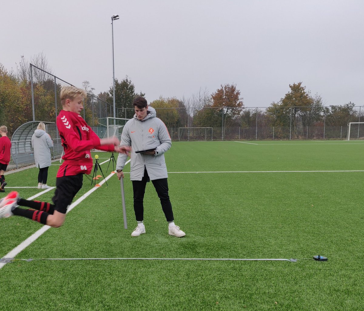 FCEmmenjeugd's tweet photo. 🌡️ Vandaag stond de training van de FC Emmen Onder 18, Onder 16 en Onder 13 in het teken van fysieke, motorische en mentale tests. Deze tests zijn uitgevoerd in samenwerking met de KNVB. Meten is weten!
#HIERKOMIKWEG #FCEMMEN https://t.co/Tb0GxsPodN