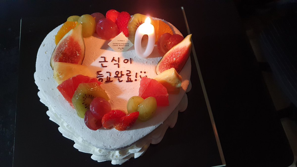 F_RPuppy's tweet photo. 즐겨요 이 기분~✨✨ 등교하는 근식이의 전반적인 도움과 채색을 맡아주시는 곰곰이 작가님…! 항상 감사합니다 앞으로도 쭈욱 잘 부탁드립니다😭😭🙏 https://t.co/SBQWh1Aow7