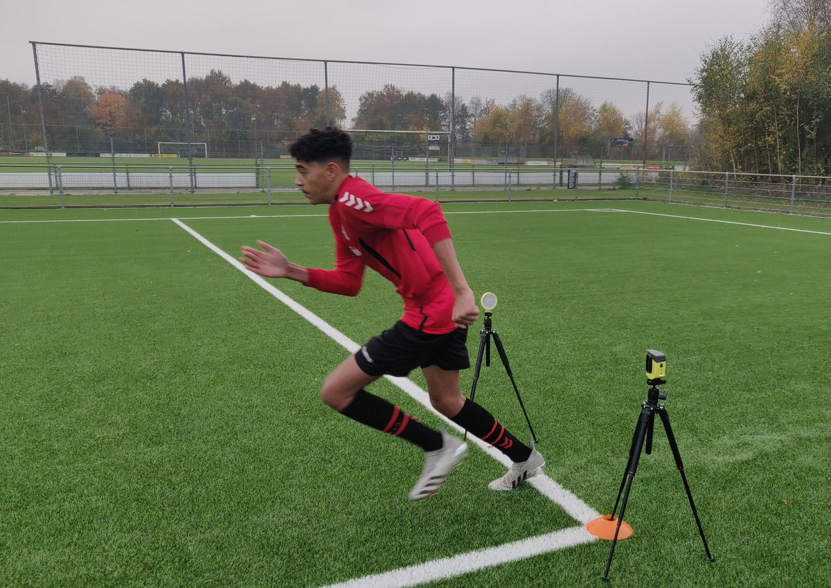 FCEmmenjeugd's tweet photo. 🌡️ Vandaag stond de training van de FC Emmen Onder 18, Onder 16 en Onder 13 in het teken van fysieke, motorische en mentale tests. Deze tests zijn uitgevoerd in samenwerking met de KNVB. Meten is weten!
#HIERKOMIKWEG #FCEMMEN https://t.co/Tb0GxsPodN