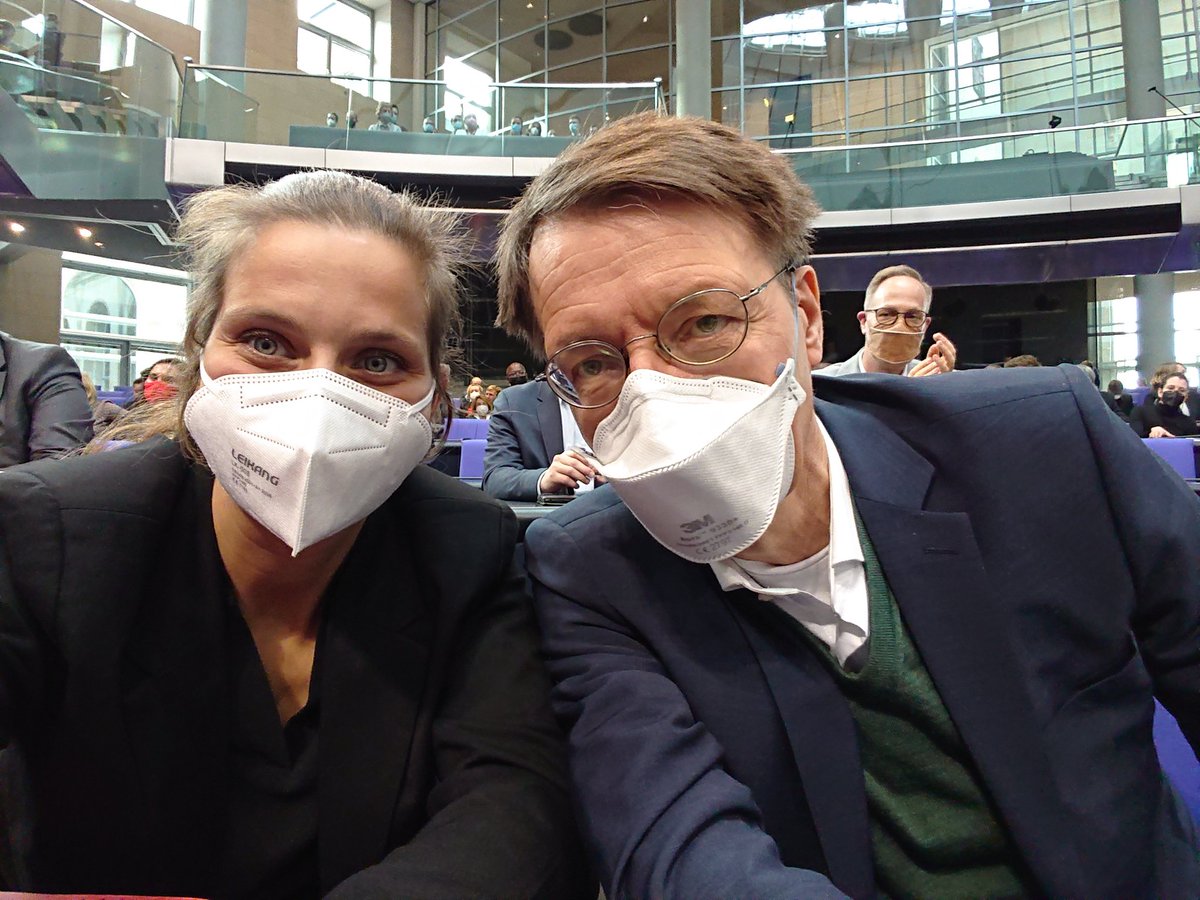 Krawallstein's tweet photo. In der Debatte zum #Infektionsschutzgesetz neben @Karl_Lauterbach zu sitzen ist schlau, weil man Verständnisfragen direkt klären kann. Wenn er dann mit Kubicki in einem Satz erwähnt wird und die #noAfD Dummtüch labert, wird schnell ein Meme draus. #Bundestag https://t.co/K9ZEcMRdbc