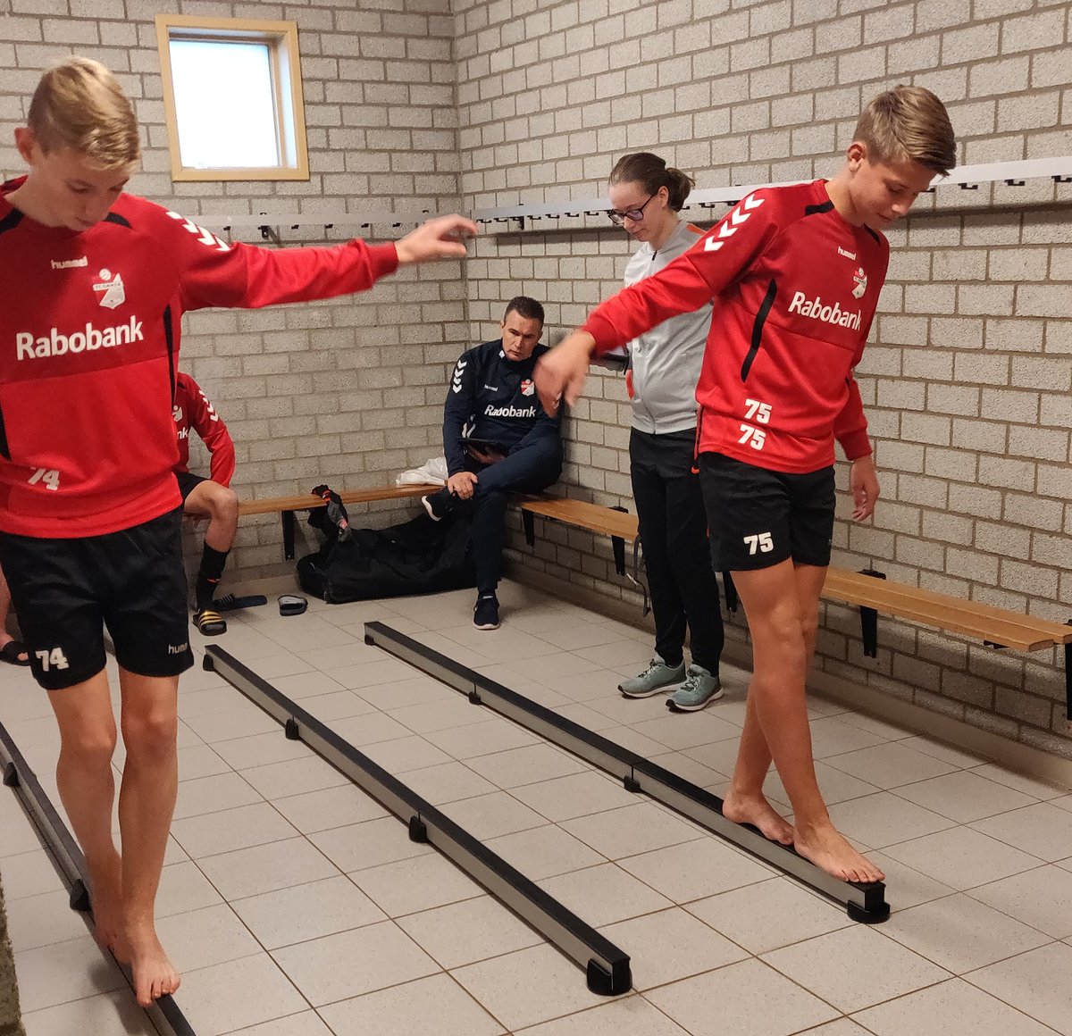 FCEmmenjeugd's tweet photo. 🌡️ Vandaag stond de training van de FC Emmen Onder 18, Onder 16 en Onder 13 in het teken van fysieke, motorische en mentale tests. Deze tests zijn uitgevoerd in samenwerking met de KNVB. Meten is weten!
#HIERKOMIKWEG #FCEMMEN https://t.co/Tb0GxsPodN