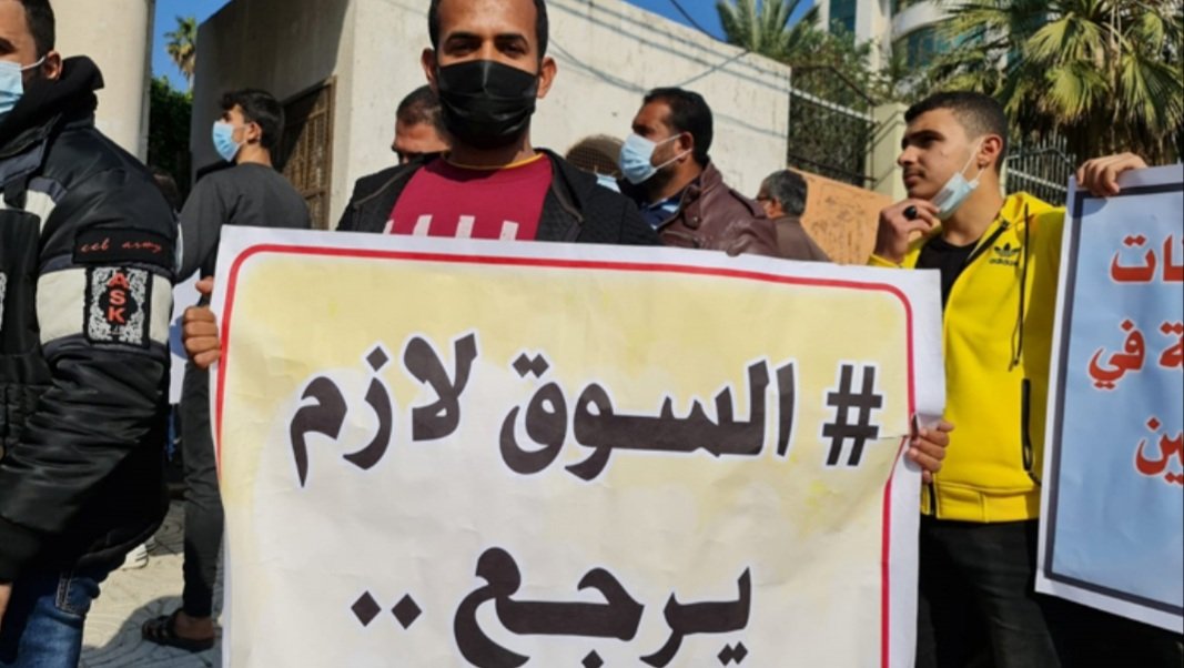 Youskisha's tweet photo. "الراحمون يرحمهم الله"
فلنرحم إذن أصحاب البسطات الذين لا سنداً لهم ولا ظهرا
من أرادوا العيش من عرق جبينهم وكد سواعدهم! 
هؤلاء من علينا أن نظهر لهم احتراماً وعوناً.. لا أن نقف عائقاً في طريق ح��ولهم على لقمة العيش! 
أضم صوتي لصوت شعبي الغلبان وأقول من حقهم أن يعيشوا.. 
#بدنا_نعيش https://t.co/yXUaYVoHy5