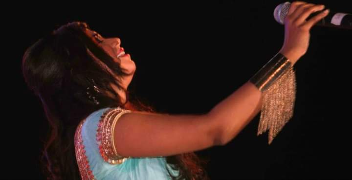 hourlyshreya_'s tweet photo. shreya ghoshal earned it through all her hardworks and perseverance 💟 https://t.co/cjQXfVJKOE