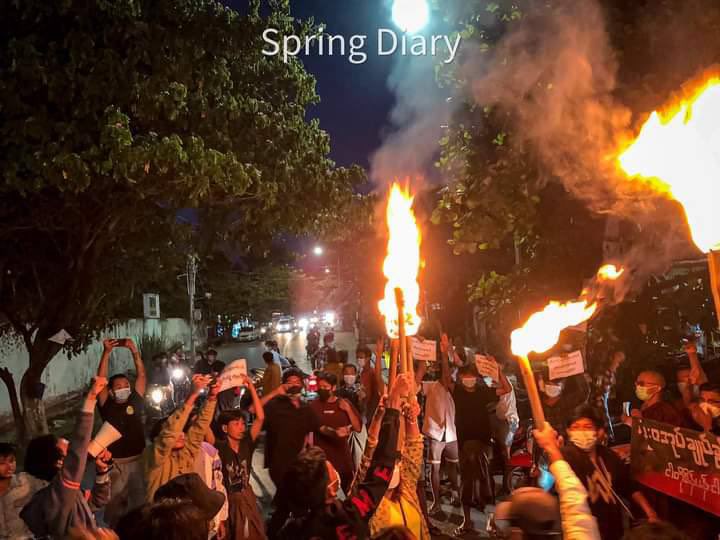 Despite the presence of strong junta forces, SeinPan Collective Strike marched through the streets in an attempt to defeat the genocidal regime. #FreezePaymentsToJunta #Nov11Coup    #WhatsHappeningInMyanmar